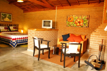 Chalés com 40m2 dispondo de;estacionamento para dois carros, varanda, local para rede,sala de estar, lareira, ventilador de teto, frigobar, mesa para refeições , tv21 com dvd e filmes.Cama box  Queen Size, chuveiro à gás, inclusive no lavatório.